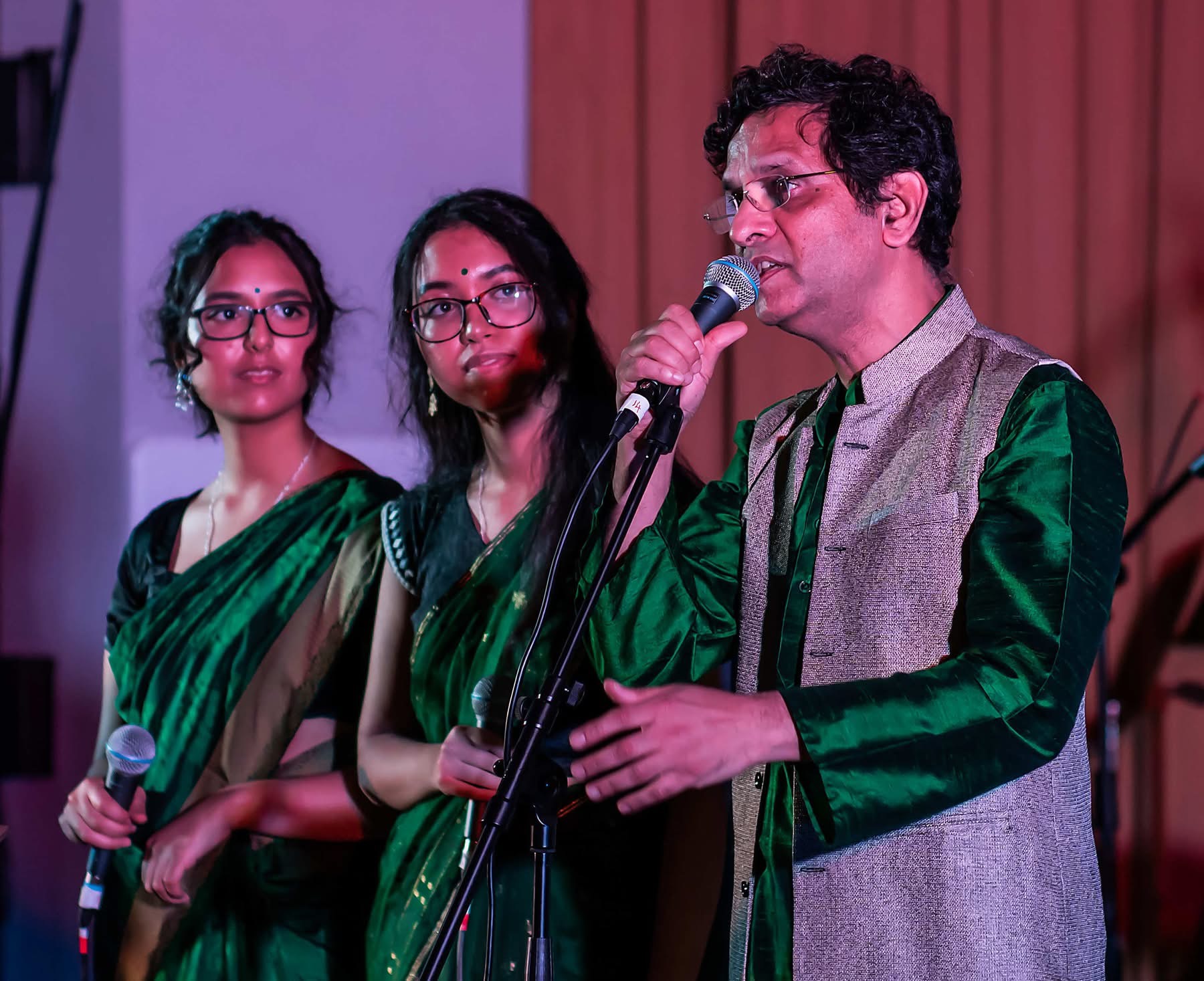 Dr Imtiaz Ahmed performing with Anandadhara